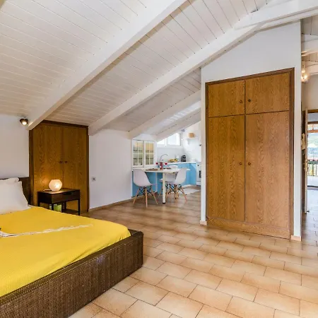 Nikos Attic With Large Terrace Апартаменты